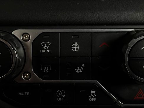 Used 2025 Jeep Wrangler Unlimited Sahara AWD/4WD image 26