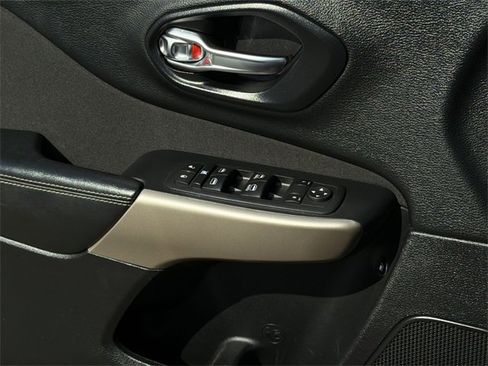 Used 2017 Jeep Cherokee Latitude image 31