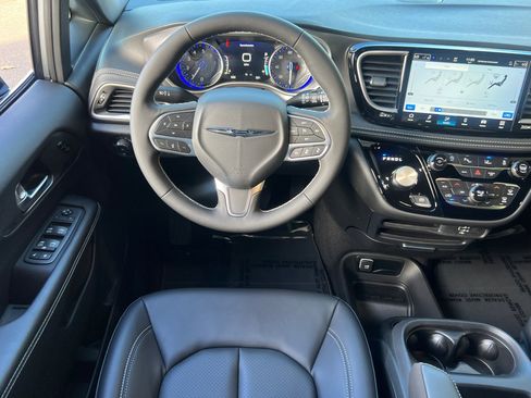 New 2026 Chrysler Pacifica Select image 12