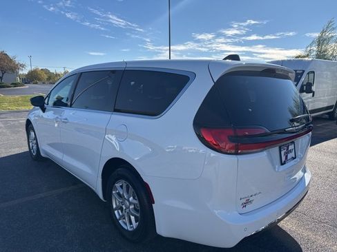 New 2026 Chrysler Pacifica Select image 5