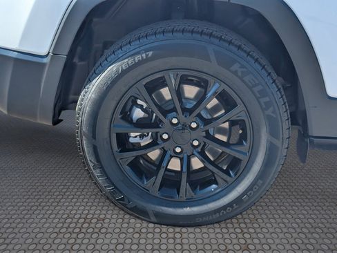 Used 2023 Jeep Cherokee Altitude Lux image 10