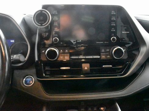 Used 2020 Toyota Highlander XLE image 22