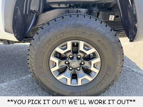 Used 2017 Toyota Tacoma TRD Off-Road w/ Tow Package AWD/4WD image 11