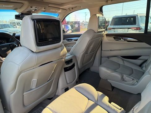 Used 2016 Cadillac Escalade Luxury image 29