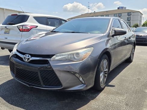 Used 2017 Toyota Camry SE FWD image 1