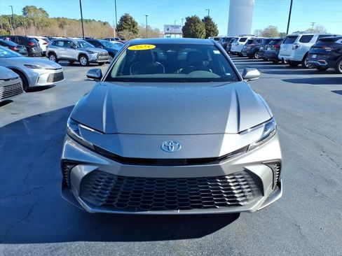 Used 2025 Toyota Camry SE w/ Multimedia Upgrade Package image 9