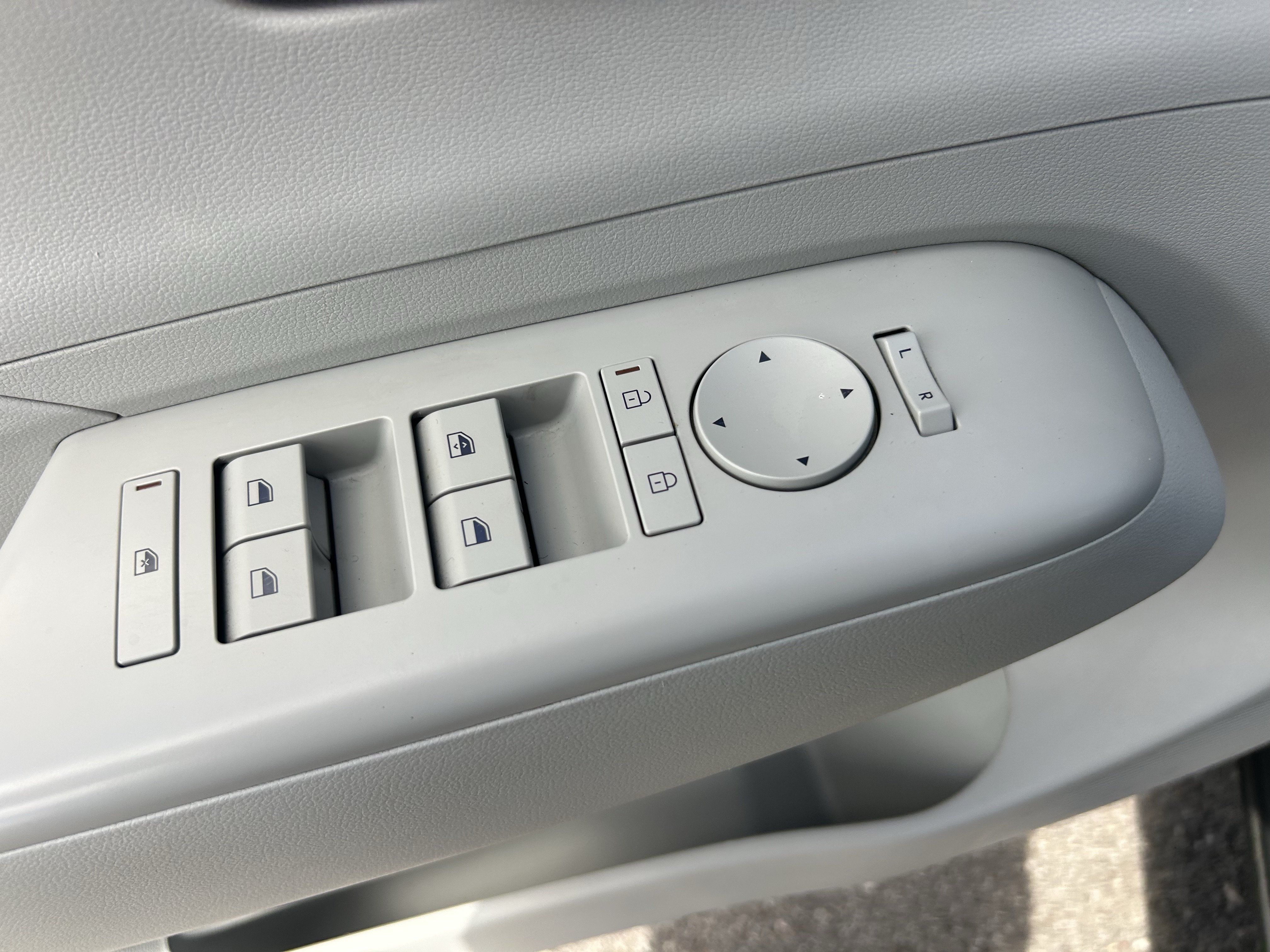 Used 2025 Hyundai Kona SEL FWD image 30