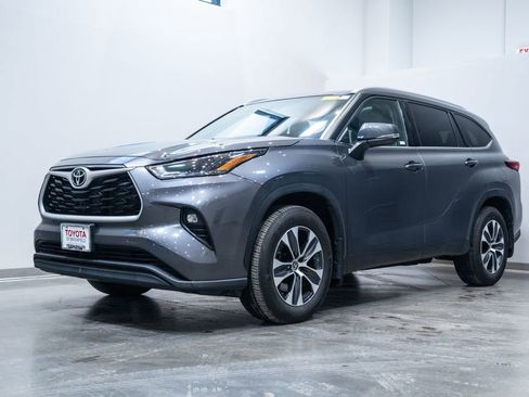 Certified 2022 Toyota Highlander XLE image 3