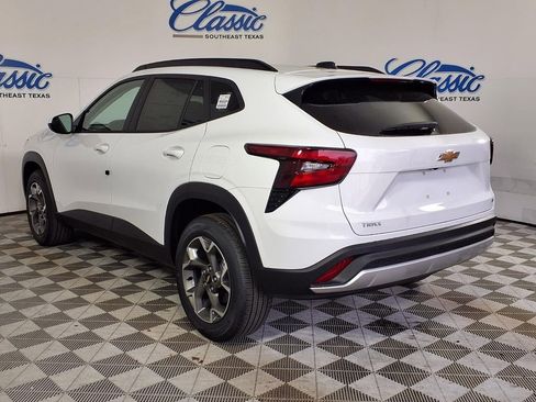 New 2026 Chevrolet Trax LT w/ Sunroof Package FWD image 5