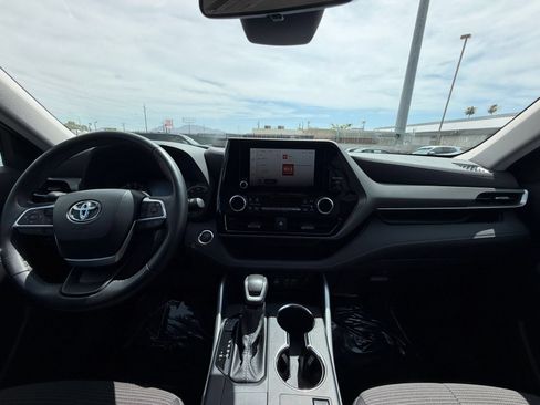 Used 2025 Toyota Highlander LE FWD image 34