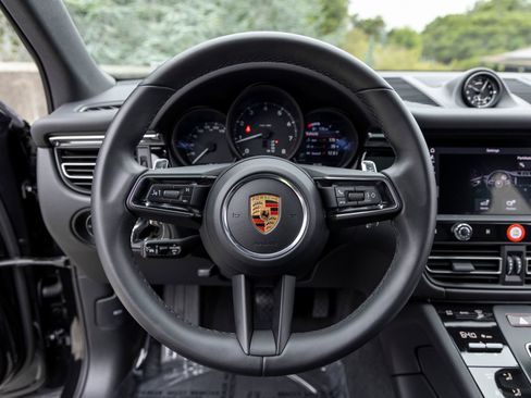 Certified 2026 Porsche Macan AWD/4WD image 34