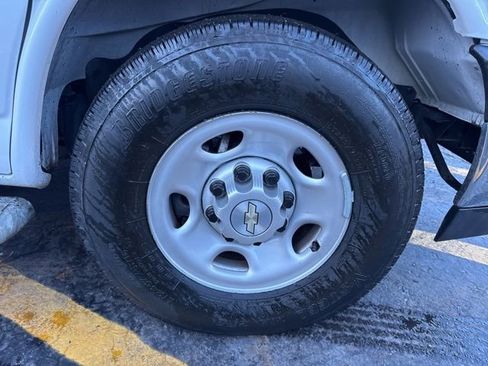 Used 2024 Chevrolet Express 2500 image 31