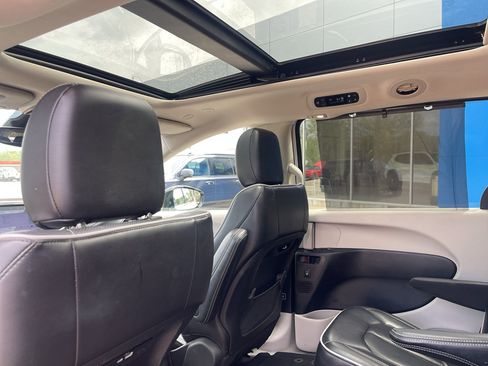 Used 2023 Chrysler Pacifica Limited image 17