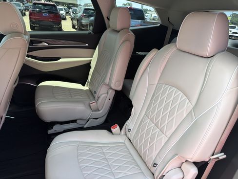 Used 2022 Buick Enclave Avenir FWD image 6