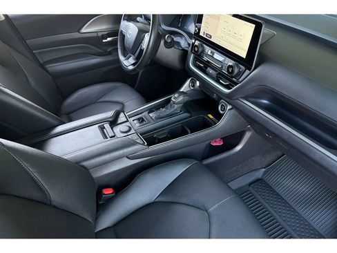 Used 2025 Toyota Grand Highlander AWD image 18