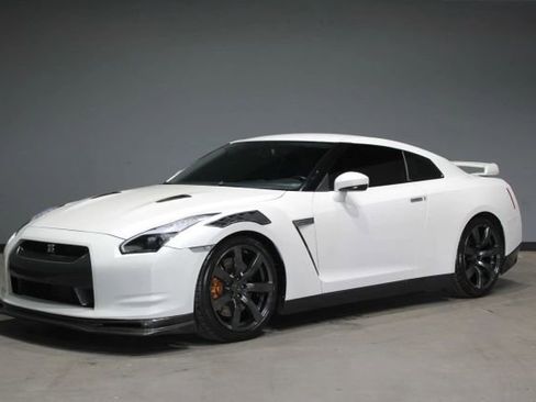 Used 2010 Nissan GT-R Premium image 1