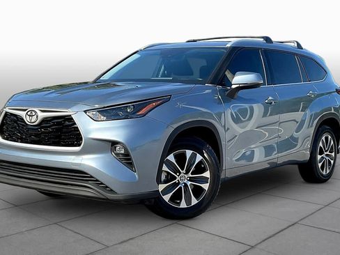 Used 2022 Toyota Highlander XLE FWD image 1