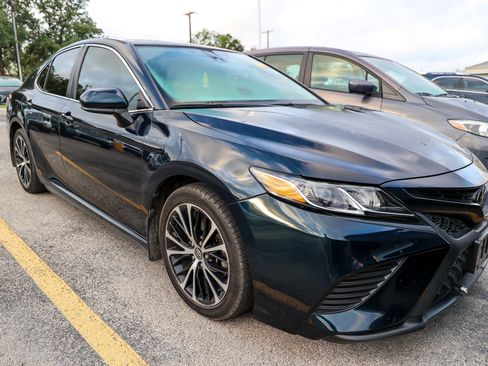Used 2020 Toyota Camry SE FWD image 4