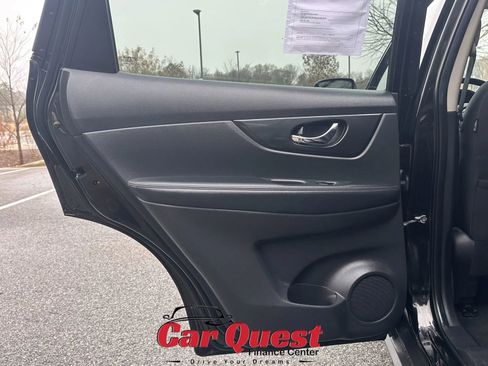 Used 2020 Nissan Rogue SV image 14