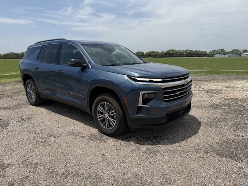 Used 2025 Chevrolet Traverse LT AWD/4WD image 1