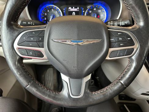 Used 2019 Chrysler Pacifica Touring-L FWD image 3