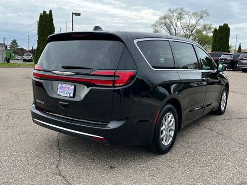 Used 2025 Chrysler Pacifica Select FWD image 5