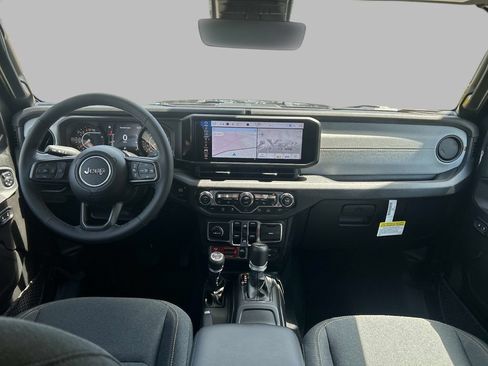 Certified 2025 Jeep Gladiator Sport AWD/4WD image 18