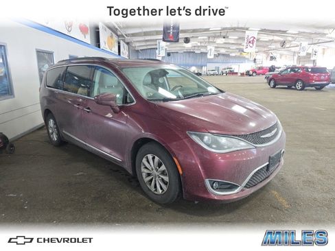 Used 2017 Chrysler Pacifica Touring-L image 1