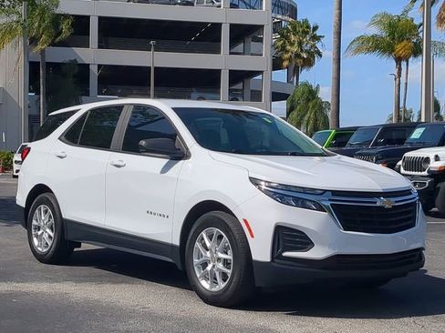 Used 2022 Chevrolet Equinox LS image 2
