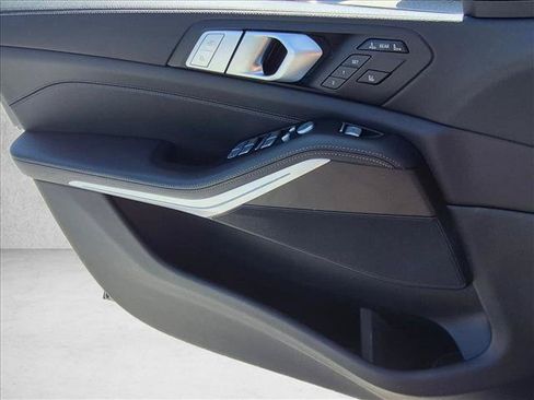 Used 2022 BMW X7 xDrive40i w/ Premium Package AWD/4WD image 9