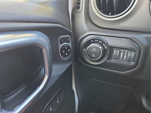 Used 2022 Jeep Gladiator Willys image 17