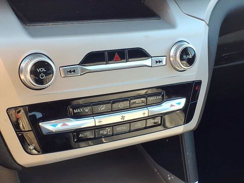 Used 2022 Ford Explorer XLT w/ Equipment Group 202A image 12