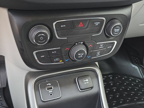 Used 2018 Jeep Compass Latitude w/ Popular Equipment Group FWD image 25