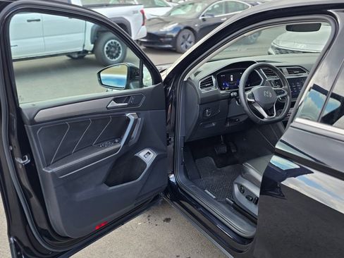 Used 2024 Volkswagen Tiguan SE AWD/4WD image 40