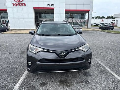 Used 2018 Toyota RAV4 XLE AWD/4WD image 2