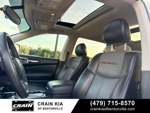 Used 2020 Nissan Pathfinder SL FWD image 4