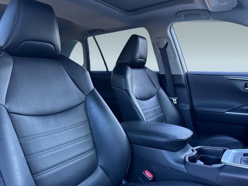Used 2019 Toyota RAV4 Limited w/ Carpet Mat Package image 32