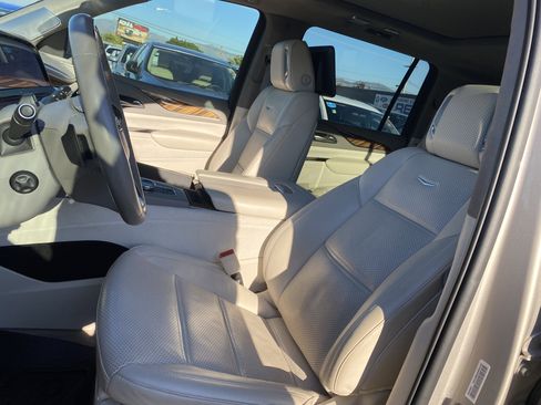 Used 2022 Cadillac Escalade ESV Sport Platinum image 8