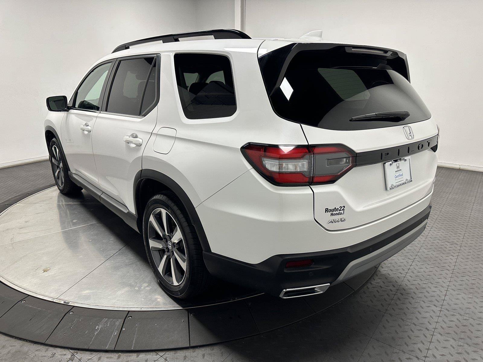Used 2025 Honda Pilot Touring image 9