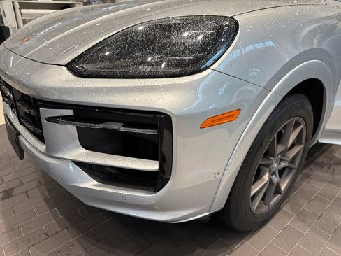 Used 2025 Porsche Cayenne AWD/4WD image 21