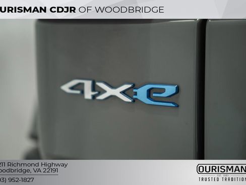 Used 2023 Jeep Wrangler Unlimited Sahara w/ Cold Weather Group AWD/4WD image 9