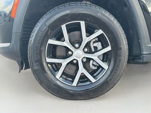 Used 2024 Jeep Grand Cherokee L Limited image 11