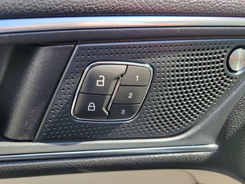 Used 2019 Ford Edge Titanium FWD image 12