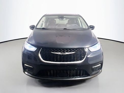 Used 2023 Chrysler Pacifica Touring-L FWD image 2