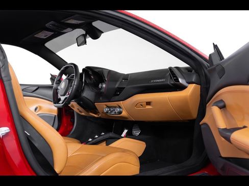 Used 2017 Ferrari 488 GTB RWD image 8
