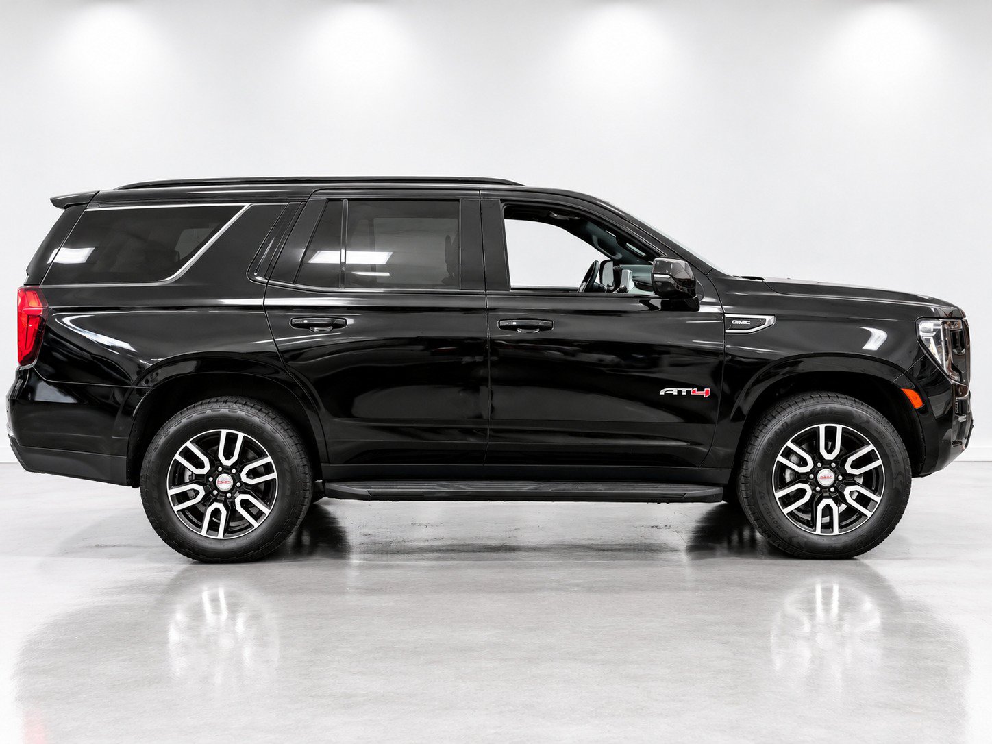 Used 2021 GMC Yukon AT4 w/ Rear Media and Nav Package AWD/4WD image 4