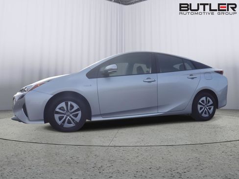 Used 2017 Toyota Prius Three image 1