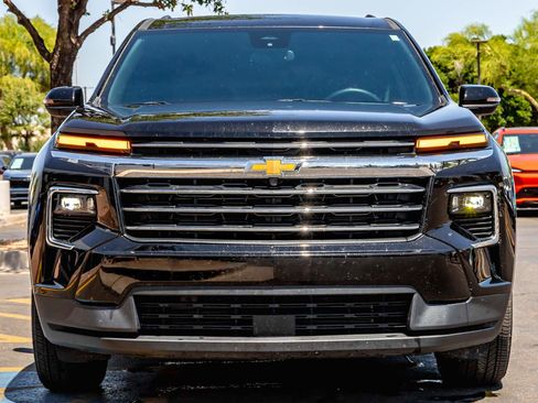 Used 2025 Chevrolet Traverse LT FWD image 4