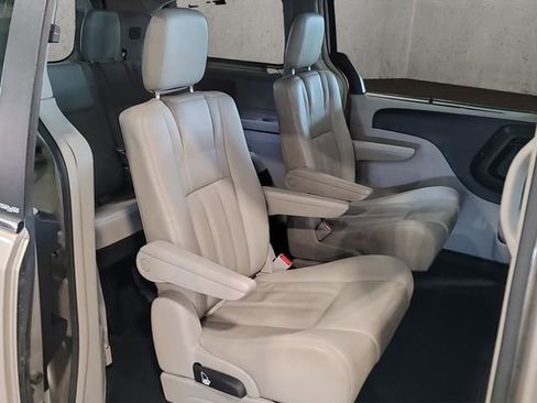 Used 2013 Chrysler Town & Country Touring-L w/ Driver Convenience Group image 19