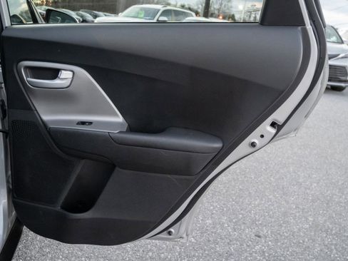 Used 2019 Kia Niro LX image 27